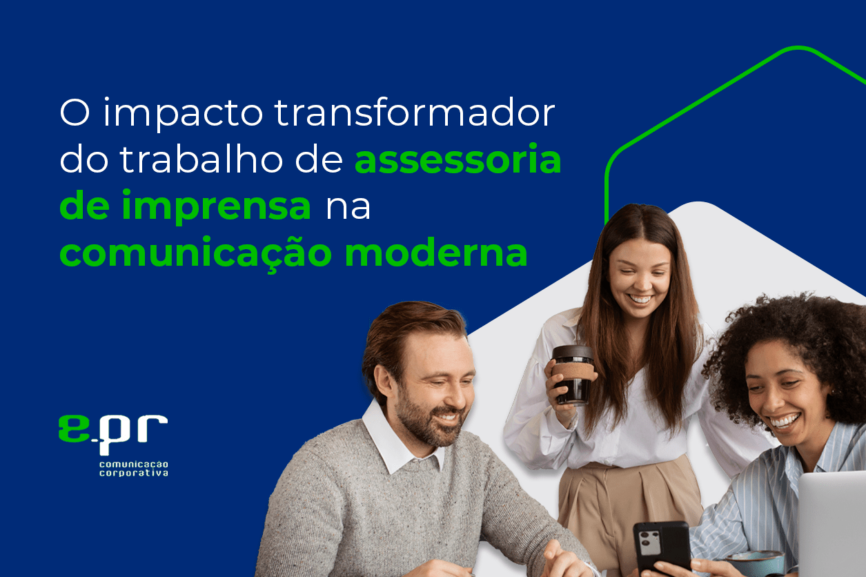 Banner da EPR Comunicação Corporativa com o título 'O impacto transformador do trabalho de assessoria de imprensa na comunicação moderna'. À direita, uma imagem mostra três pessoas sorrindo e colaborando em um ambiente de escritório, com uma mulher segurando uma caneca de café. Fundo azul com logotipo da EPR no canto inferior esquerdo