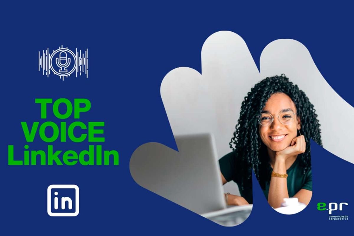 Imagem com uma pessoa sentada em frente a um laptop, envolvida no trabalho. O fundo é azul, com formas semelhantes a nuvens à direita. À esquerda, há logotipos do LinkedIn e um símbolo associado a áudio ou reconhecimento de voz, juntamente com o texto “TOP VOICE LinkedIn”. Também há um pequeno logotipo da EPR no canto inferior direito