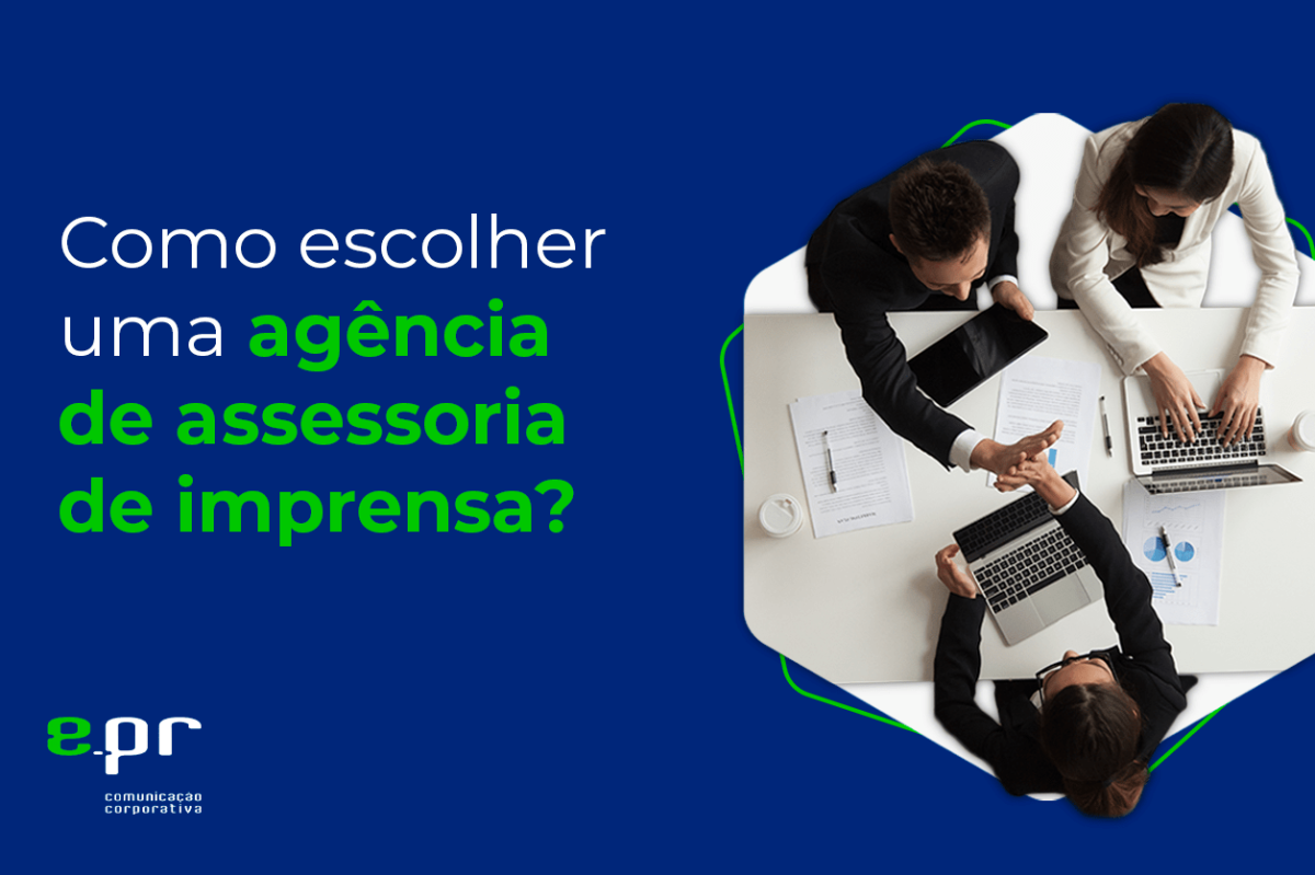 Banner da EPR Comunicação Corporativa com o título 'Como escolher uma agência de assessoria de imprensa?'. À direita, uma imagem vista de cima mostra três pessoas em uma reunião, apertando as mãos sobre uma mesa com documentos e laptops. Fundo azul com logotipo da EPR no canto inferior esquerdo